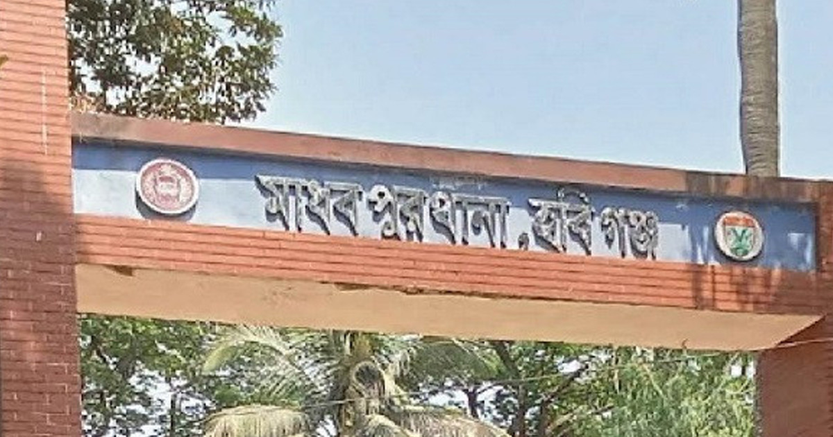 ঘরের সামনে যুবকের রক্তাক্ত লাশ, আত্মগোপনে স্ত্রী