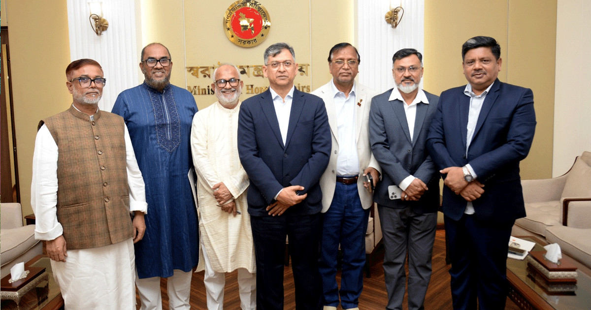 স্বরাষ্ট্রমন্ত্রীর সঙ্গে নবনিযুক্ত ছয় সিটি প্রশাসকের সৌজন্য সাক্ষাৎ