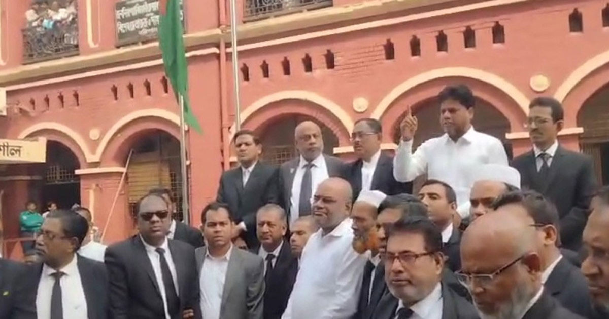 ইউনুসের জামিনে ক্ষুব্ধ আইনজীবীরা