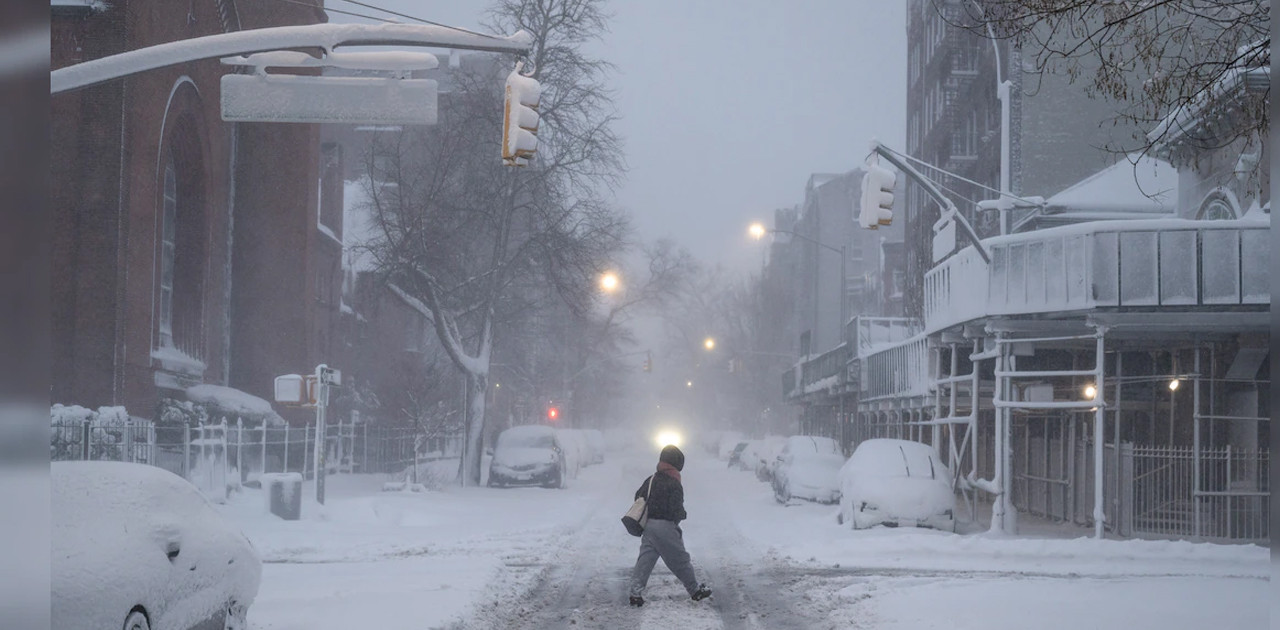 ঝড়ে বিপর্যস্ত যুক্তরাষ্ট্রের জনজীবন, ১১ হাজার ফ্লাইট বাতিল, ৫ লাখ বাড়ি বিদ্যুৎহীন
