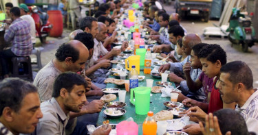 রমজান সংস্কৃতি: মিসর সড়কে দীর্ঘ ইফতার আয়োজন