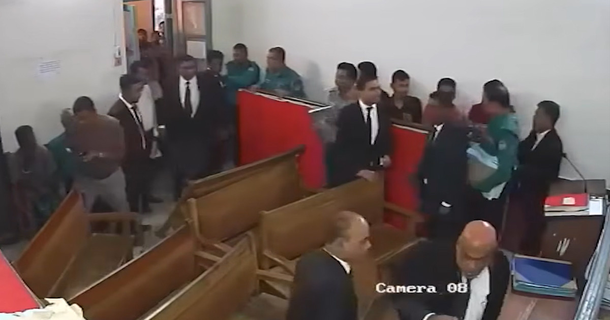 এজলাসে আইনজীবীদের হামলা, বিচারকাজ বন্ধ