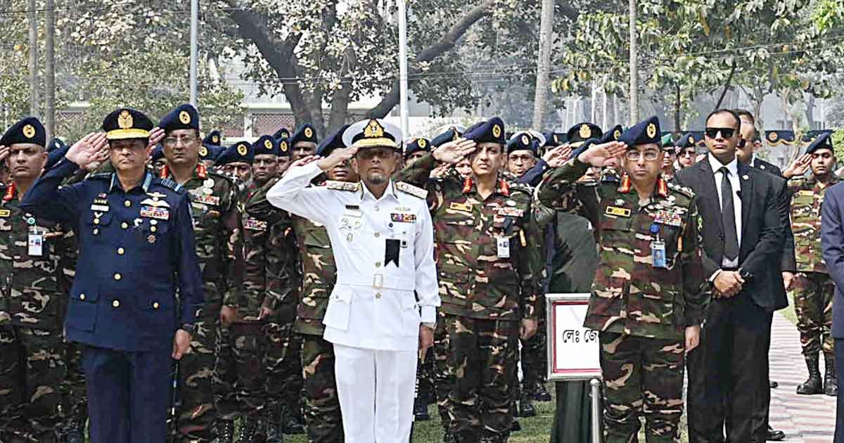 সামরিক কবরস্থানে তিন বাহিনী প্রধানের শ্রদ্ধা