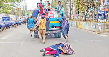 ৩৫০ টাকা বাঁচাতে প্রাণের ঝুঁকি: জীবনের বিনিময়ে হলেও টিসিবির ট্রাক ধরা চাই!
