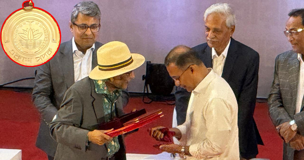 দেশের কৃতী সন্তানদের হাতে একুশে পদক তুলে দিচ্ছেন প্রধানমন্ত্রী তারেক রহমান