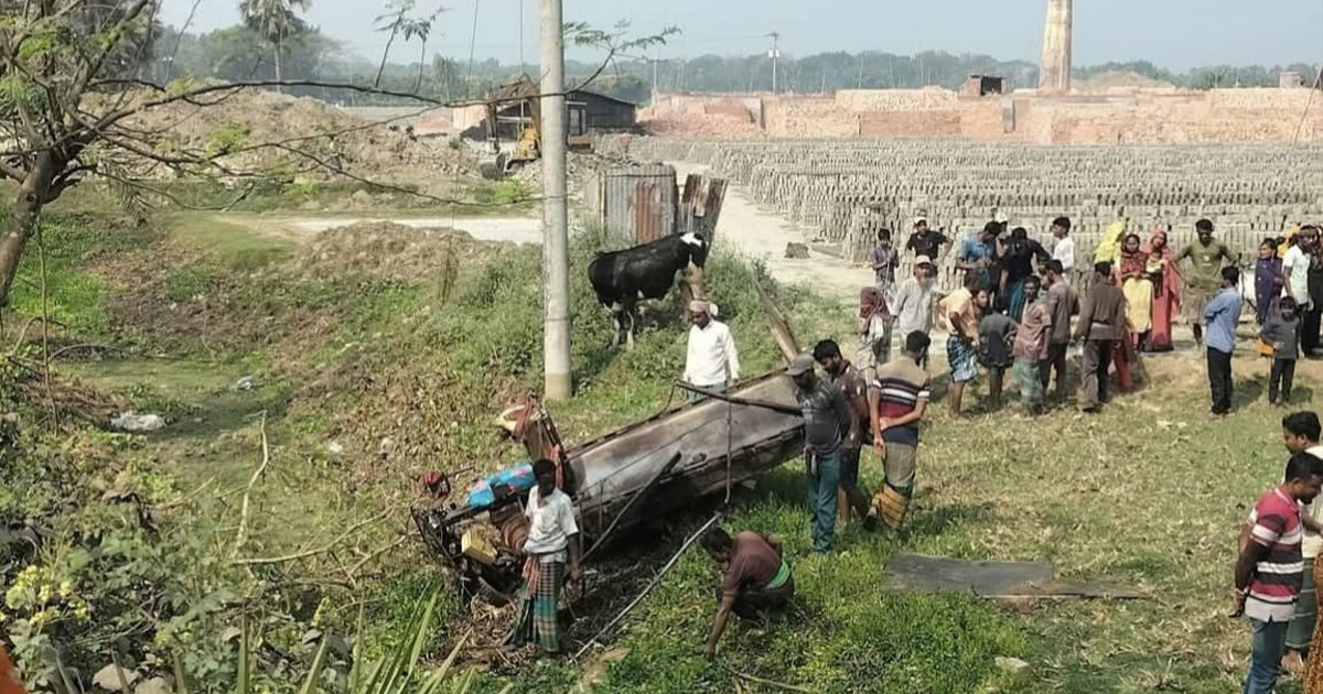 সাতক্ষীরায় গরুবোঝাই ইঞ্জিনভ্যান খাদে পড়ে নিহত ২