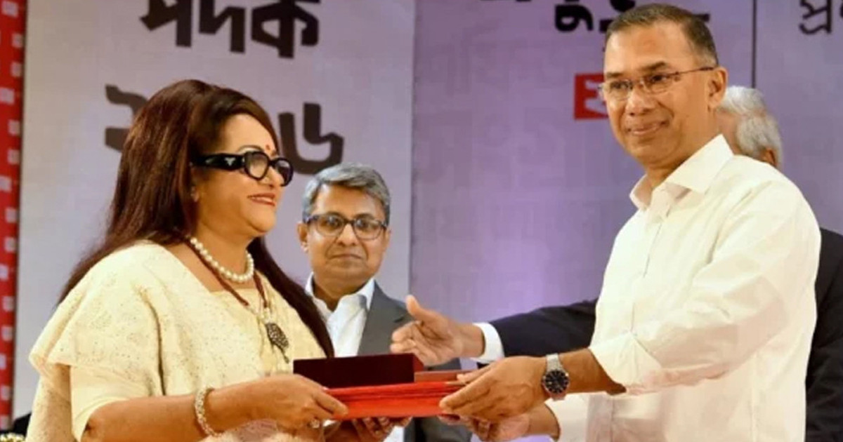 প্রধানমন্ত্রীর হাত থেকে একুশে পদক নিলেন কিংবদন্তি অভিনেত্রী ববিতা