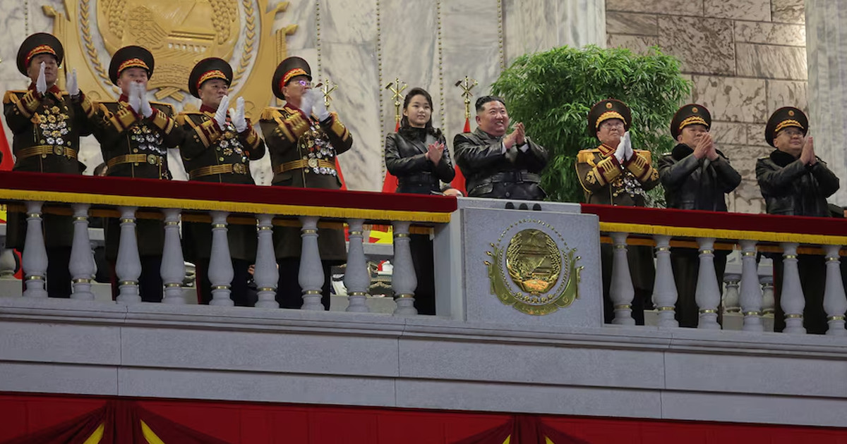 সামরিক কুচকাওয়াজে কিমের পাশে সম্ভাব্য উত্তরসূরি জু