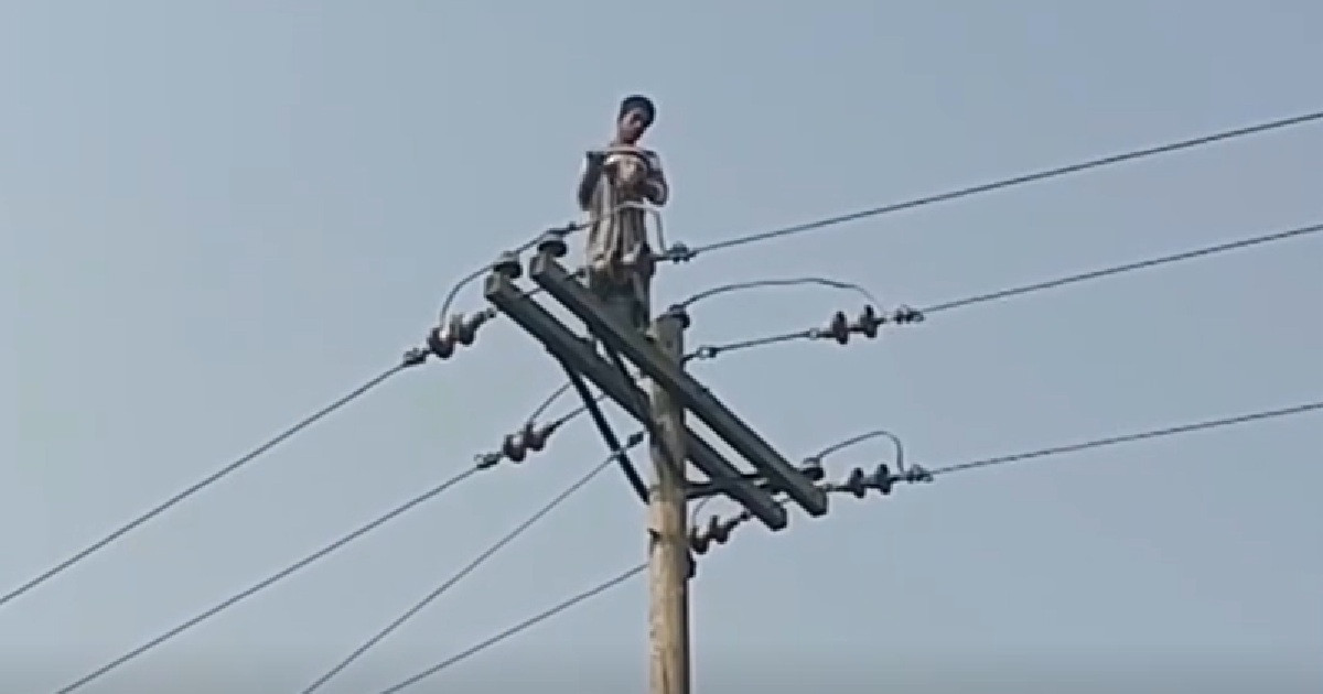 মোবাইল কিনে না দেওয়ায় বিদ্যুতের খুঁটির চূড়ায় উঠলো কিশোর