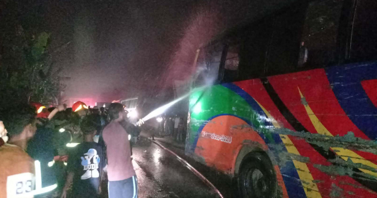 হঠাৎ দাঁড়িয়ে থাকা ৩ বাসে আগুন
