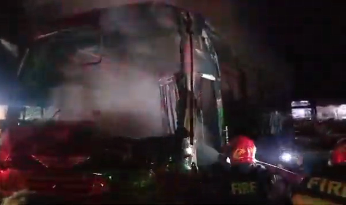 মতলবের মুন্সীরহাট স্ট্যান্ডে দাঁড়িয়ে ৩টি বাসে আগুন