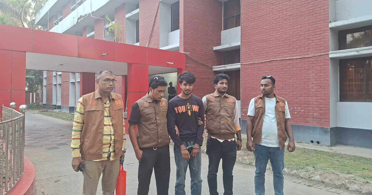 চুক্তিতে অস্ত্র পাচারকালে রাজবাড়ীতে যুবক গ্রেপ্তার