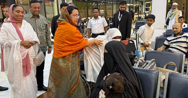 আটকে পড়া যাত্রীদের খোঁজে শাহাজালাল বিমানবন্দরে মন্ত্রী