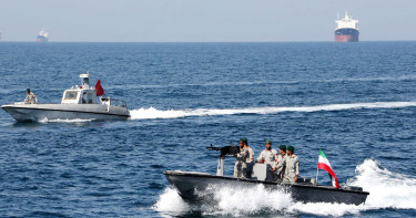 হরমুজ প্রণালী বন্ধ করল ইরান: বিশ্বজুড়ে জ্বালানি সংকটের আশঙ্কা