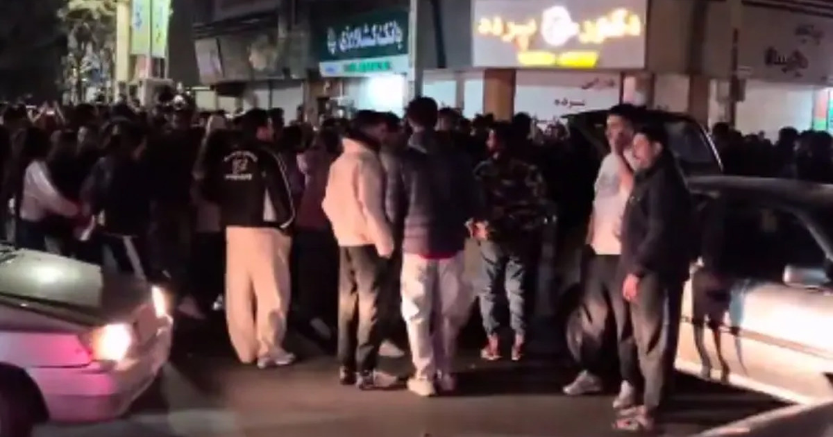 খামেনির মৃত্যুতে তেহরানের রাস্তায় মানুষের ঢল