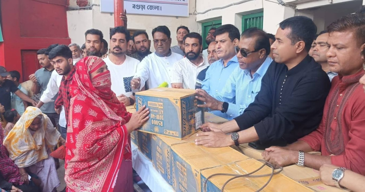 বগুড়ায় যুবদলের উদ্যোগে ২ শতাধিক মানুষের মাঝে উপহার বিতরণ