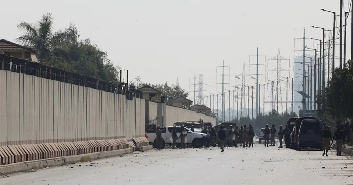 করাচিতে মার্কিন দূতাবাসে হামলা ও সংঘর্ষে নিহত ৯