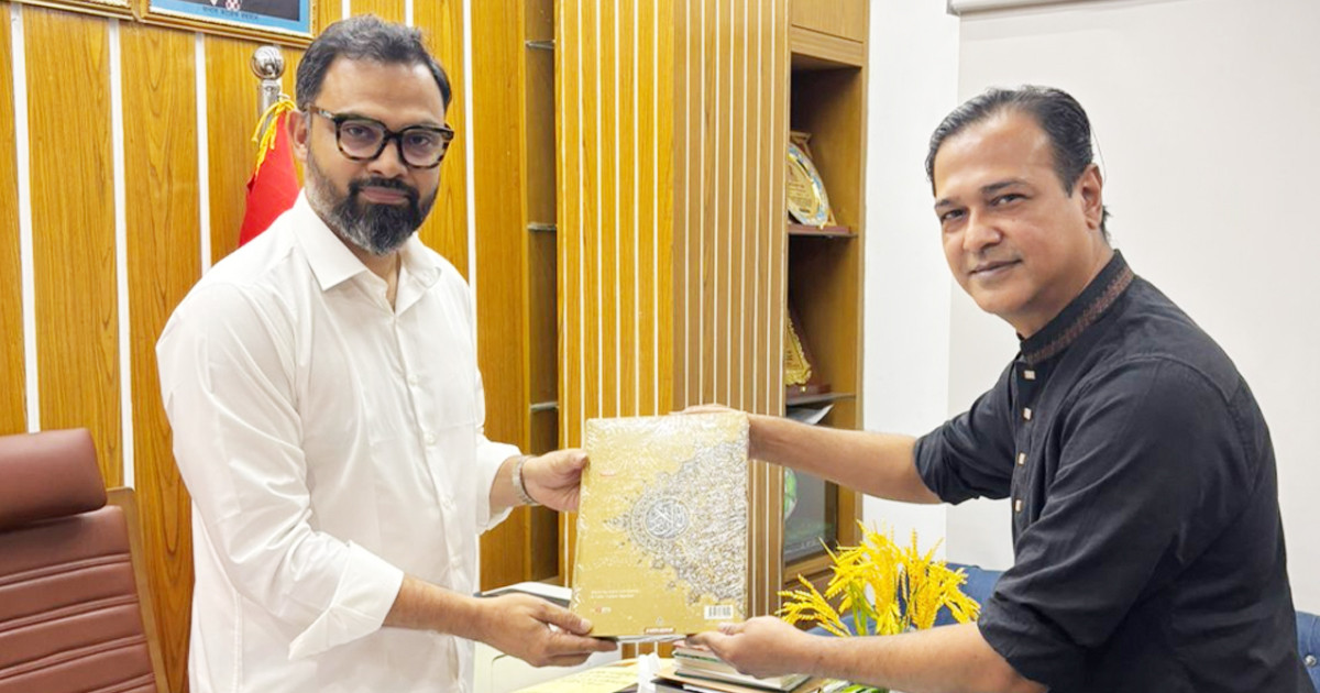 ক্রীড়া প্রতিমন্ত্রীকে কোরআন উপহার দিলেন আসিফ