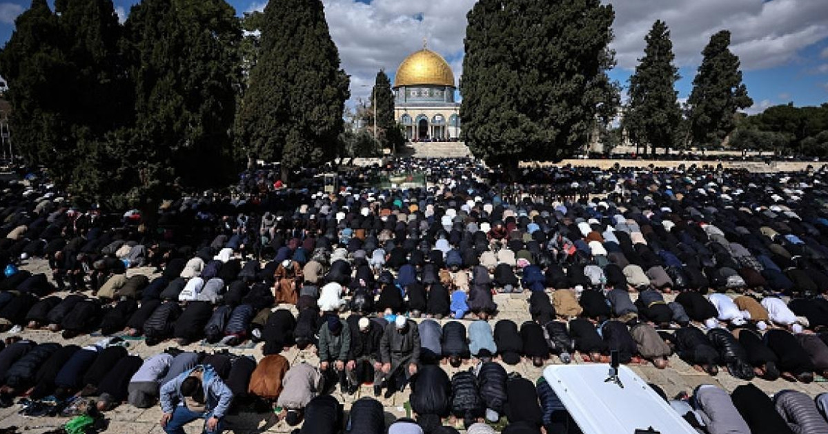 রমজানের দ্বিতীয় জুমায় আল-আকসায় মুসল্লিদের ঢল