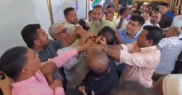 বগুড়া-৬ আসন: মনোনয়ন জমাদানকালে বিএনপির দুই নেতার হাতাহাতি