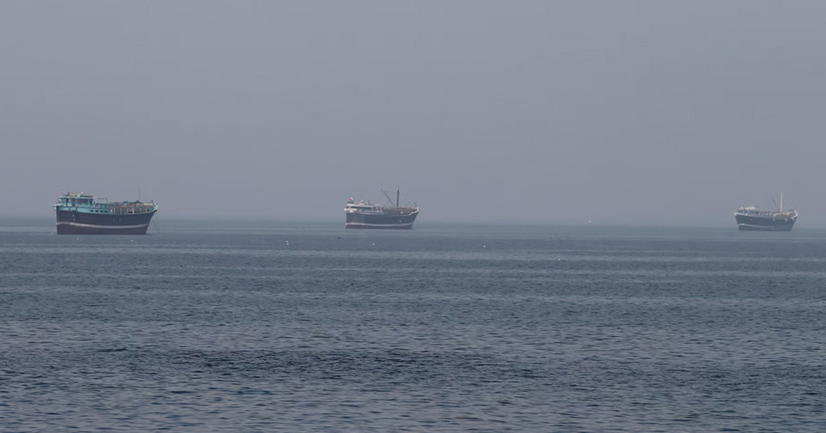 হরমুজ প্রণালিতে জাহাজ ঢুকলেই আগুন ধরিয়ে দেওয়া হবে: ইরান