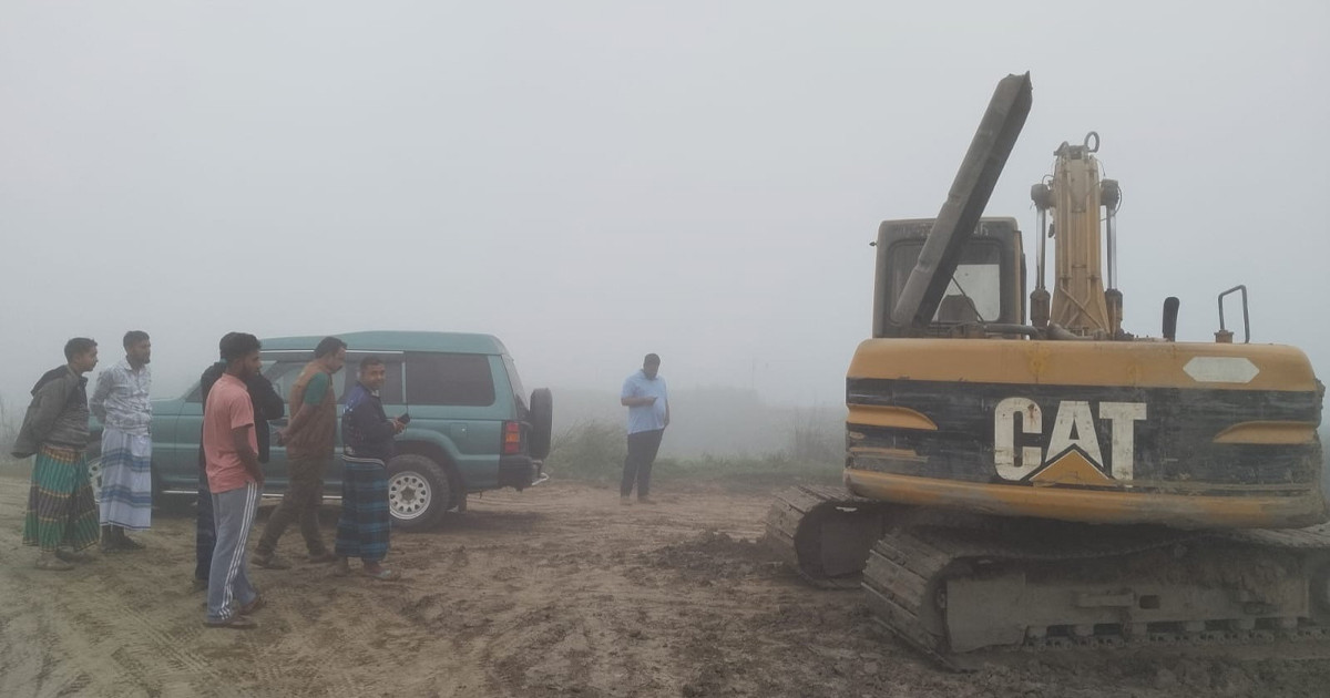 ভোররাতে কৃষি জমির মাটি কাটার সময় দুটি ভেকু আটকে দিলো জনতা