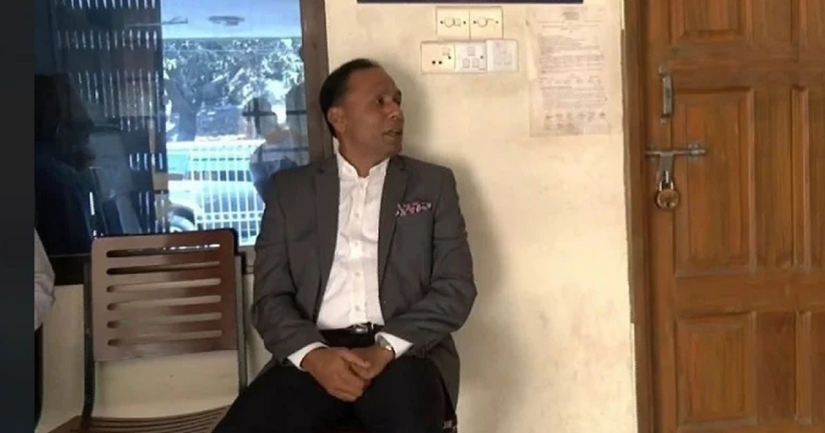 ভূমি অফিসের কক্ষে তালা, বারান্দায় বসেছিলেন প্রতিমন্ত্রী