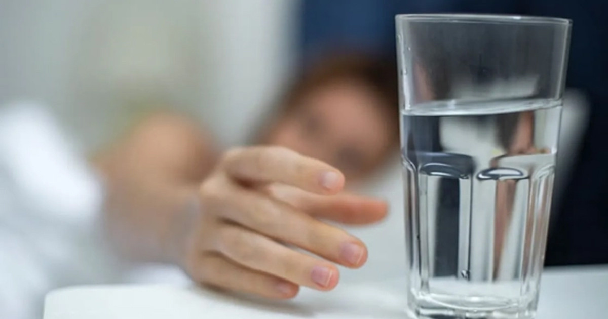 ঘুমানোর কতক্ষণ আগে পানি খাওয়া উচিত? যা বলছেন বিশেষজ্ঞরা