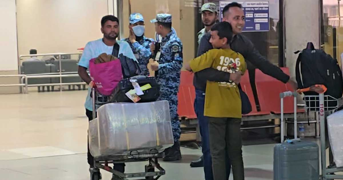 বিশেষ ফ্লাইটে ফিরে এলেন দুবাইয়ে আটকে পড়া বাংলাদেশিরা