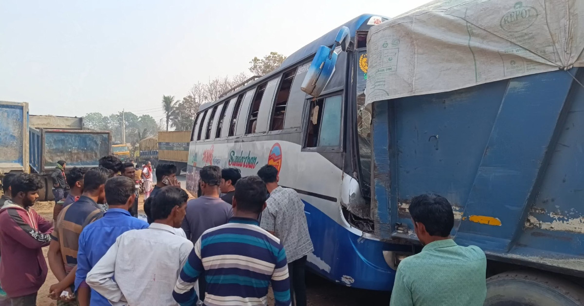 শৈলকুপায় বাস নিয়ন্ত্রণ হারিয়ে ট্রাকে ধাক্কা, আহত-১০