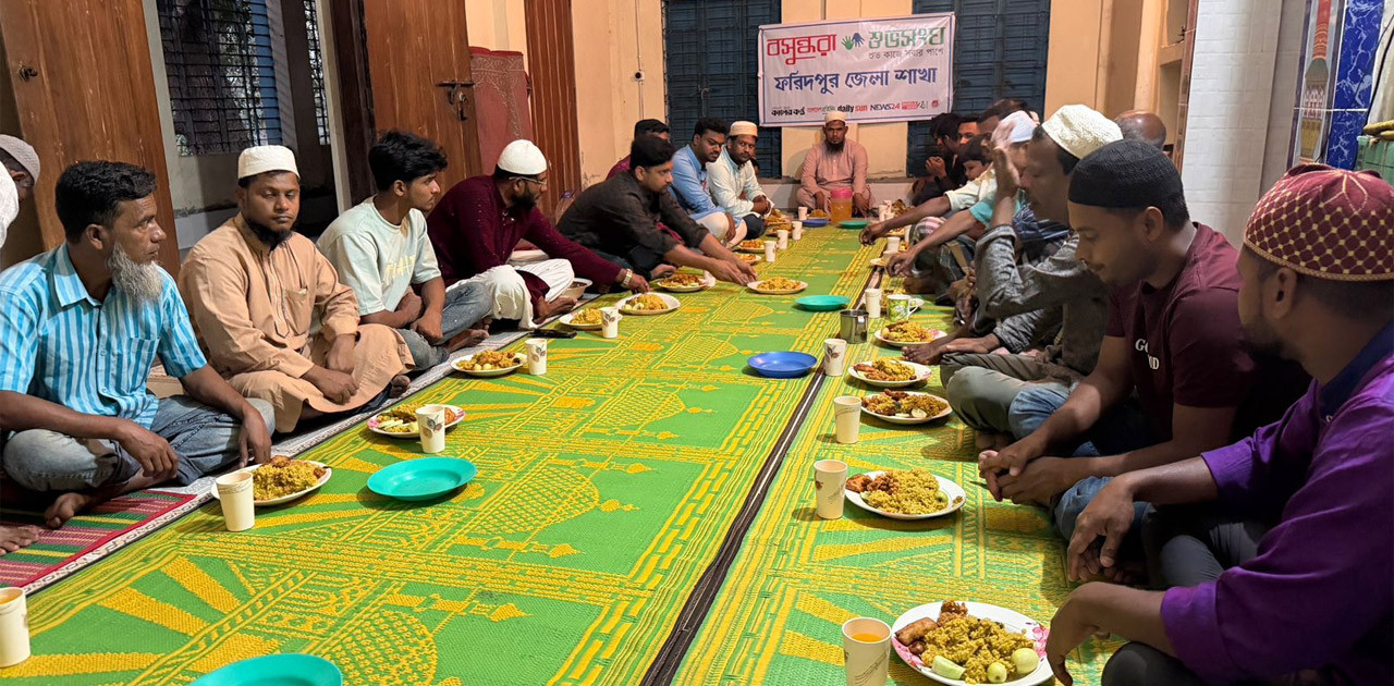 বসুন্ধরা শুভসংঘের উদ্যোগে গ্রামবাসীদের নিয়ে ইফতার ও দোয়া মাহফিল