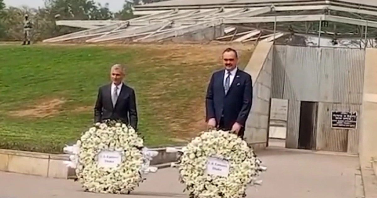 ঢাকায় জিয়াউর রহমান ও খালেদা জিয়ার কবরে পল কাপুরের শ্রদ্ধা