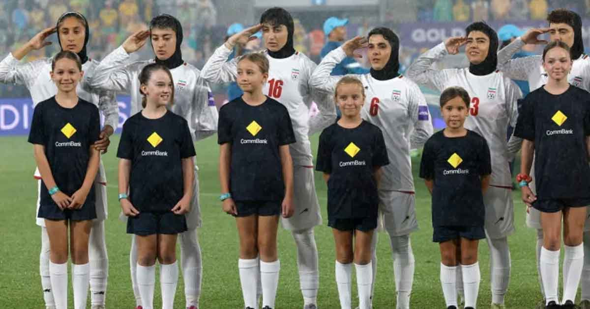 ইরানের নারী ফুটবল দল জাতীয় সংগীত গেয়ে সালাম জানালেন