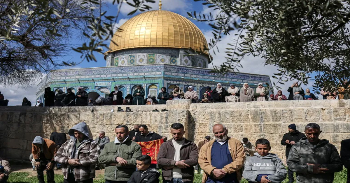 এবার আল-আকসায় জুমার নামাজে নিষেধাজ্ঞা দিলো ইসরায়েল