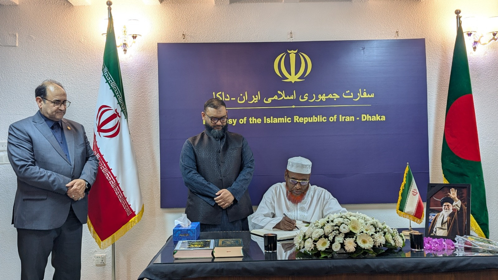 খামেনির জন্য খোলা বইয়ে সাক্ষর করলেন গোলাম পরওয়ার