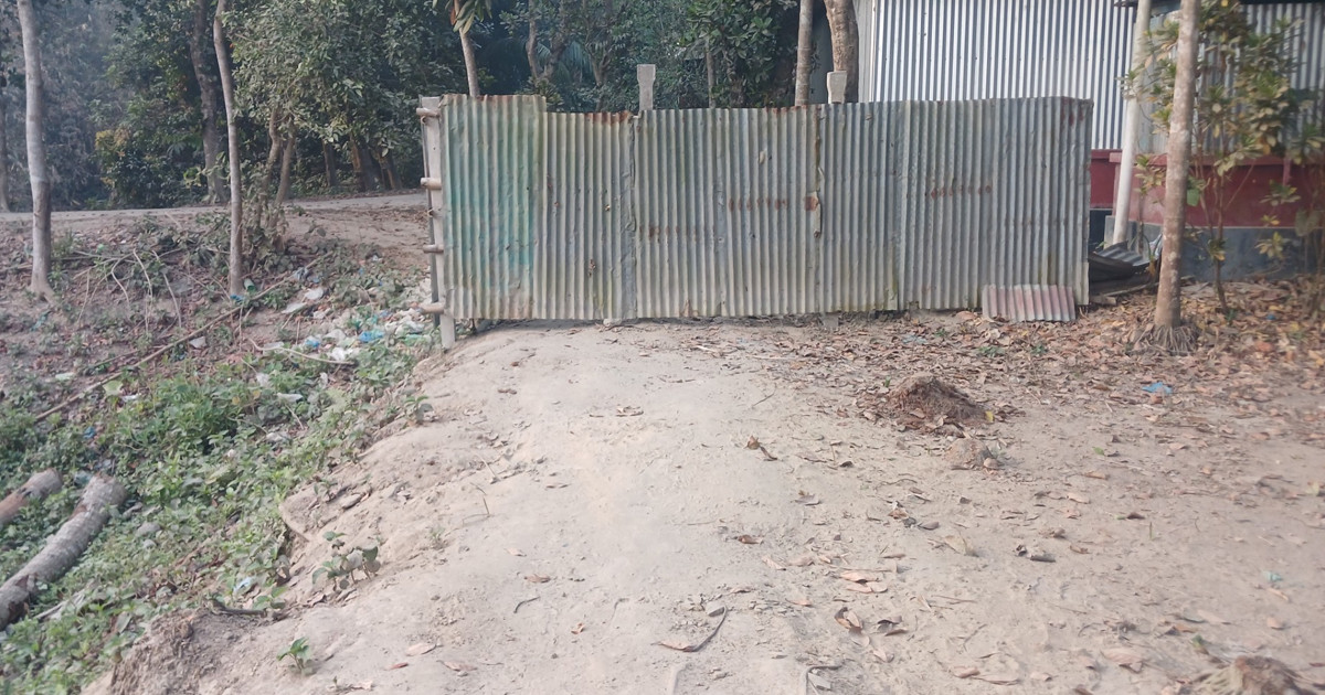 প্রবাসীর চলাচলের রাস্তা বন্ধের অভিযোগ প্রতিবেশীর বিরুদ্ধে