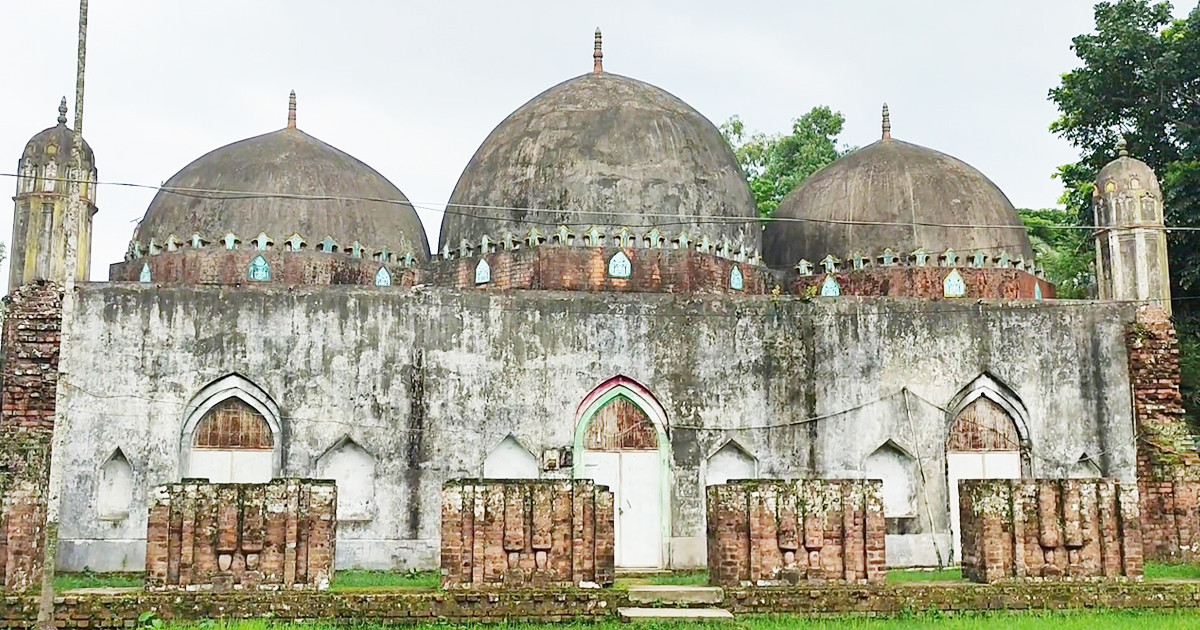 ৭০ বছর ধরে রড-সিমেন্ট ছাড়াই দাঁড়িয়ে আছে মোল্লাবাড়ি মসজিদ