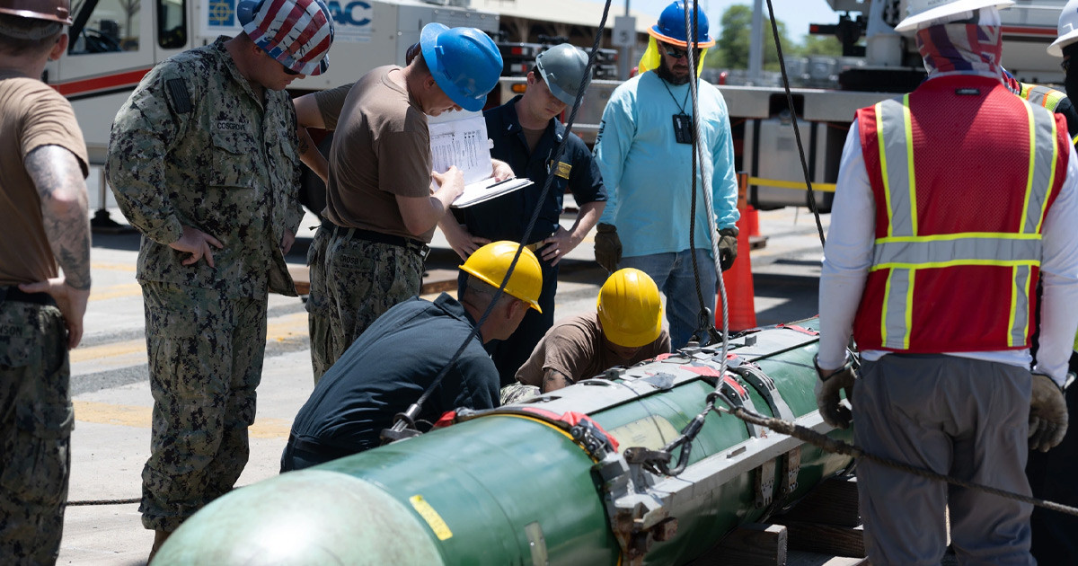 দ্বিতীয় বিশ্বযুদ্ধের পর এই প্রথম ইরানে ভয়ঙ্কর অস্ত্রে যুক্তরাষ্ট্রের আঘাত