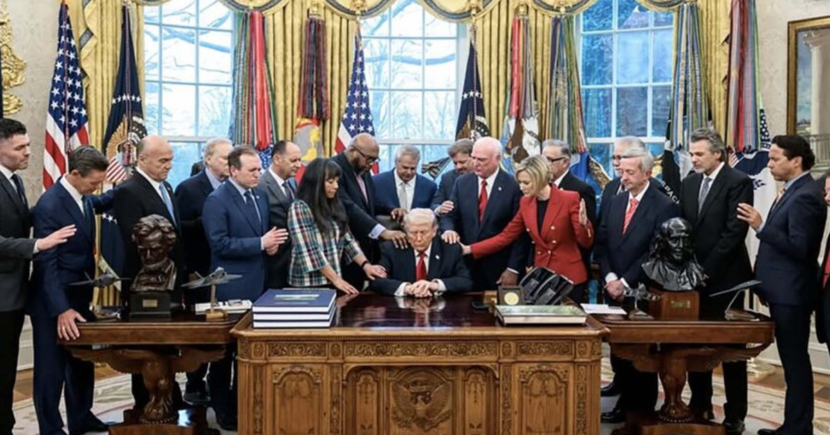 ইরান যুদ্ধে জয় পেতে প্রার্থনায় বসলেন ট্রাম্প