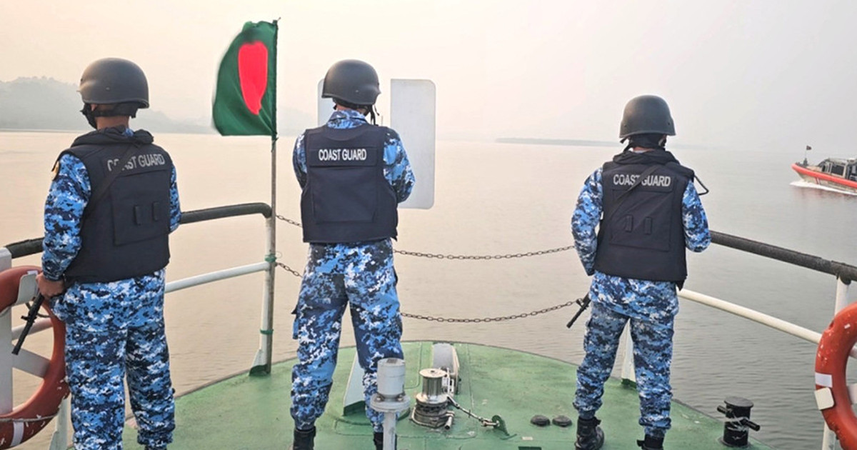 চোরাচালান রোধে উপকূলে ২৪ ঘণ্টা টহল দিচ্ছে কোস্ট গার্ড