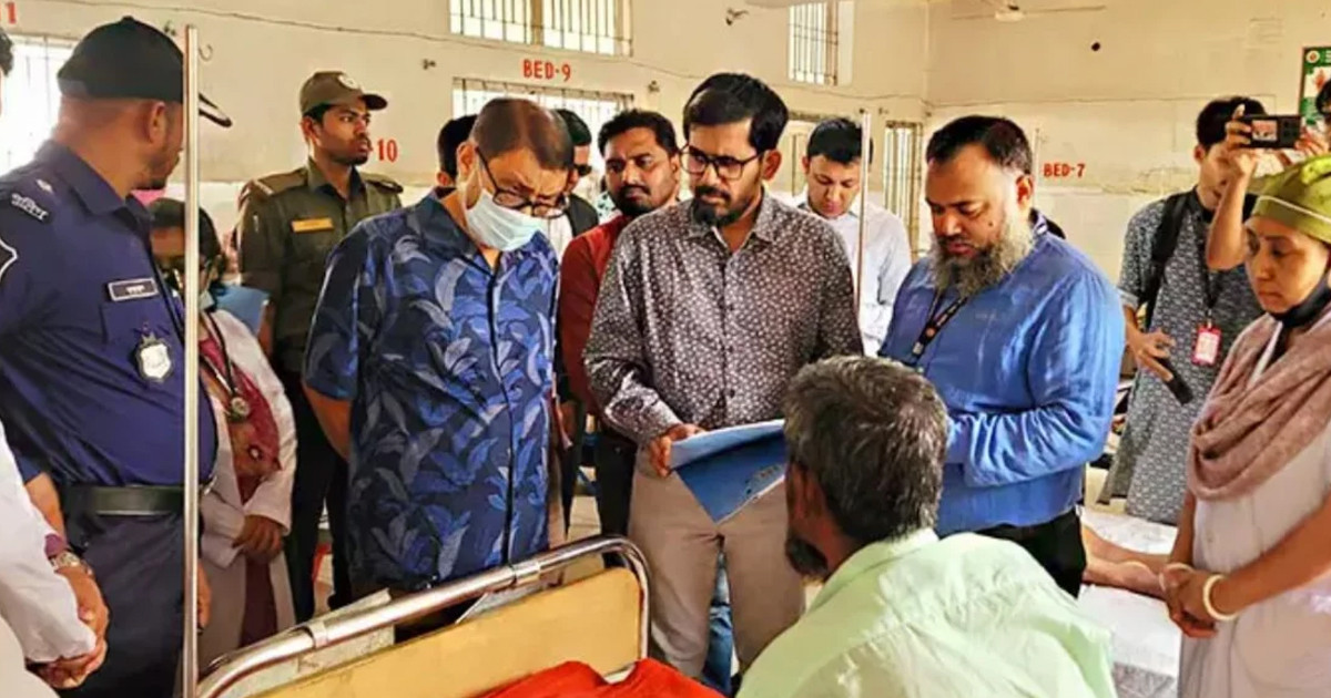 হঠাৎ হাসপাতালে স্বাস্থ্যমন্ত্রী, দেখলেন অর্ধেক চিকিৎসকই অনুপস্থিত