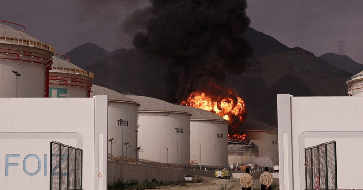 অস্থিরতা বাড়াতে গোলা ফেলে গুঁড়িয়ে দেওয়া হলো পাঁচটি জ্বালানি স্থাপনা