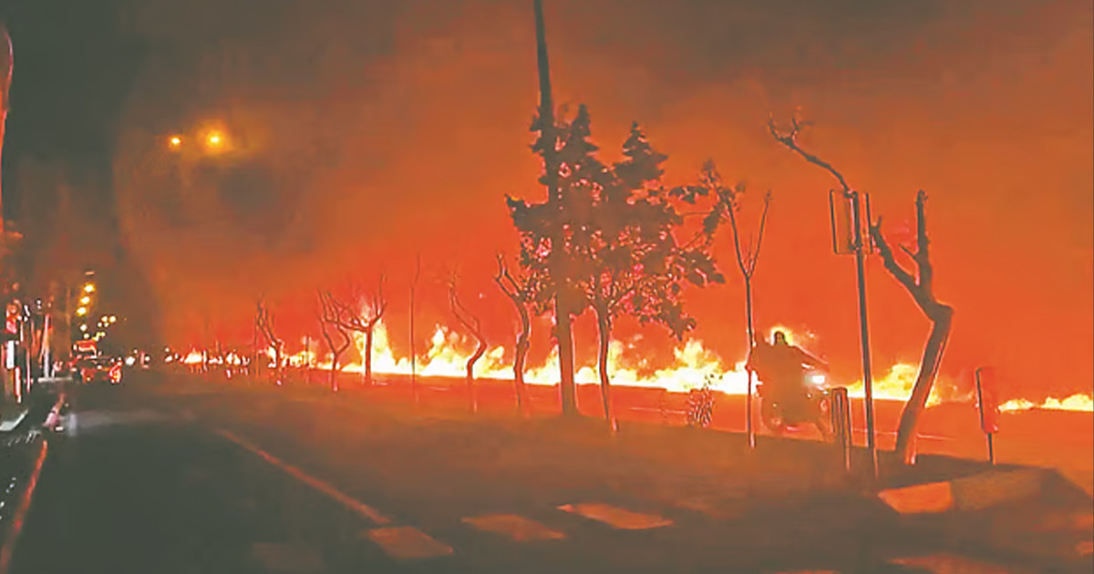 তেহরানে সড়কের পাশে ছড়িয়ে পড়া তেলে সৃষ্টি ‘আগুনের নদী’