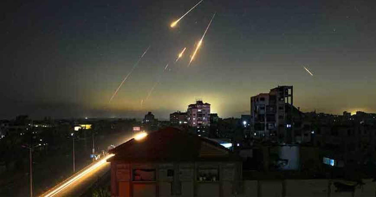 আবারও ইরানের ক্ষেপণাস্ত্রের আঘাত, নাগরিকদের ‌‘গর্তে’ লুকাতে বললো ইসরায়েল