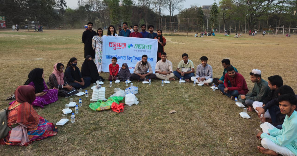 পথশিশুদের সঙ্গে বসুন্ধরা শুভসংঘ জাবি শাখার ইফতার