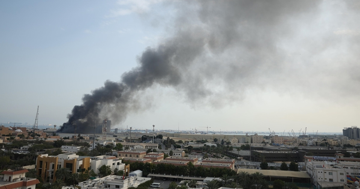 ইরানের ক্ষেপণাস্ত্রের আঘাতে বাহরাইনের গ্রামীণ স্থাপনায় আগুন