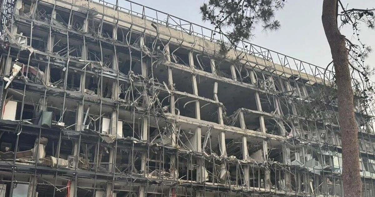 ইরানের হামলায় ধ্বংস্তুপ ইসরায়েলের ভবন, সরাতে এসে উদ্ধারকর্মী আহত