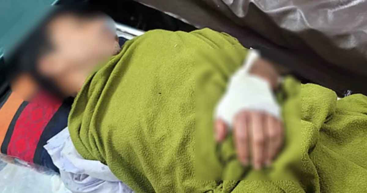 মেয়েকে উত্যক্ত, প্রতিবাদ করায় বাবাকে হাত ভেঙে দিল বখাটেরা