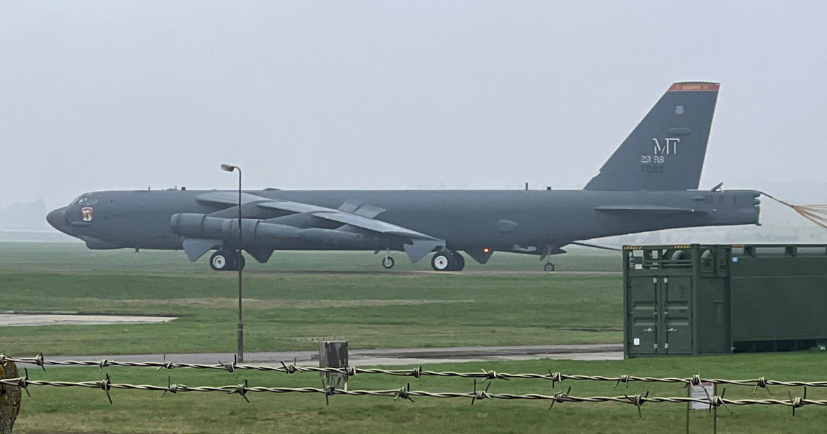 যুক্তরাজ্যের ফেয়ারফোর্ড ঘাঁটিতে মার্কিন বি-৫২ বোমারু বিমান মোতায়েন