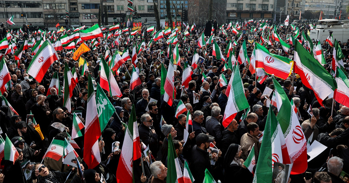 নতুন নেতাকে সমর্থন জানাতে ইরানের রাস্তায় রাস্তায় মানুষের ঢল